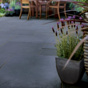 pavestone black kadapha limestone paving patio pack 15m2 bradstone blue black limestone paving patio pack